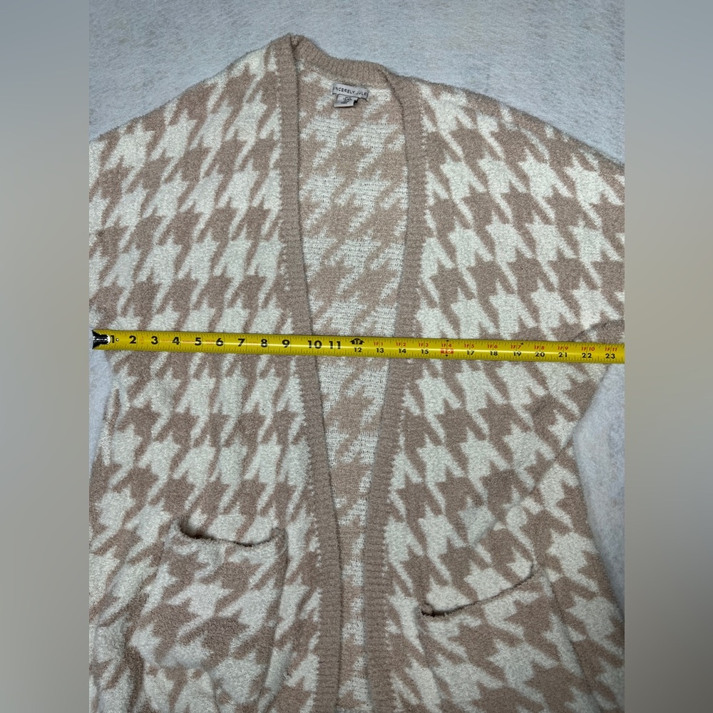 Sincerly Jules Women’s Medium Cream Geometric Shape Sweater Shawl - Picture 5 of 6